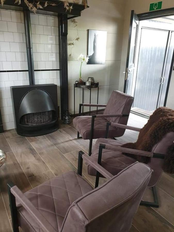 Luxe Gastenkamer Met Living En Keuken Bij Friezen Paarden Stal Pellendijk Westendorp Exterior photo